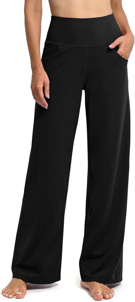 The Promover wide leg yoga pants in black show their deep side pocket in the product image.